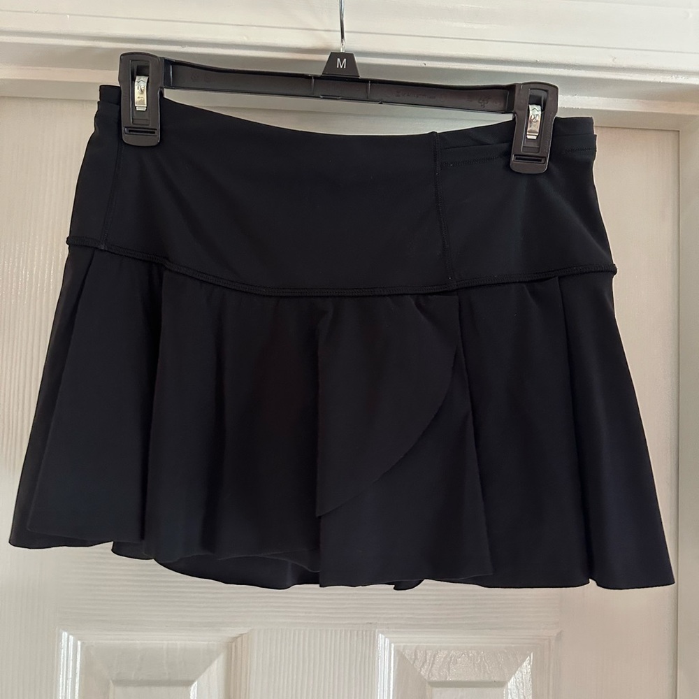 black mini lululemon skirt